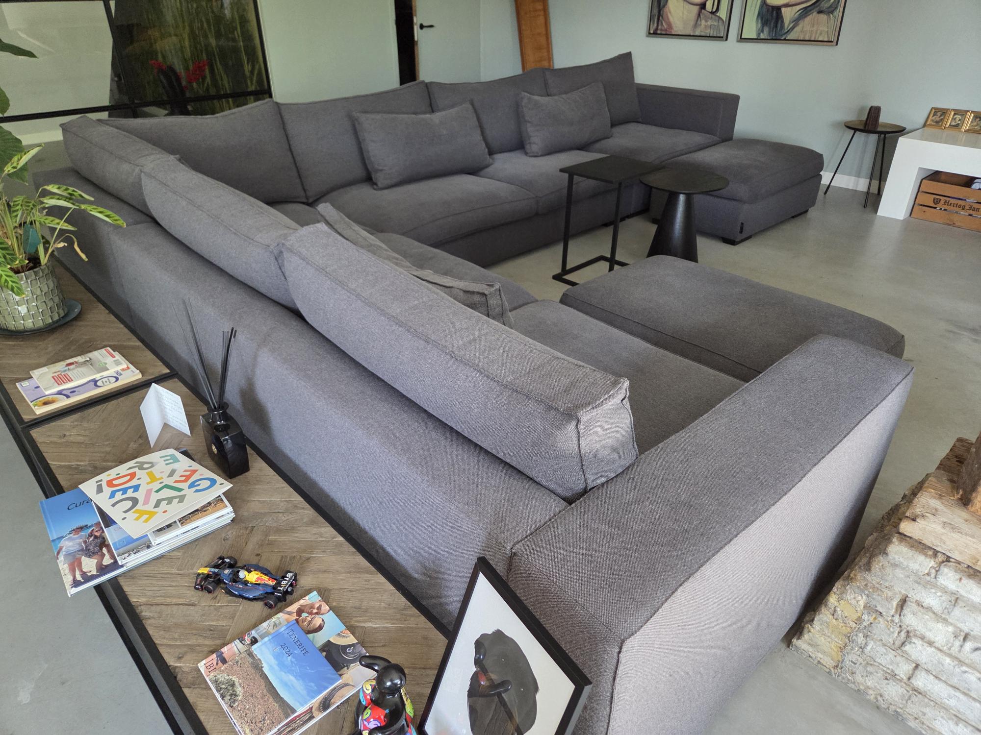 Grote loungezetel na de reiniging