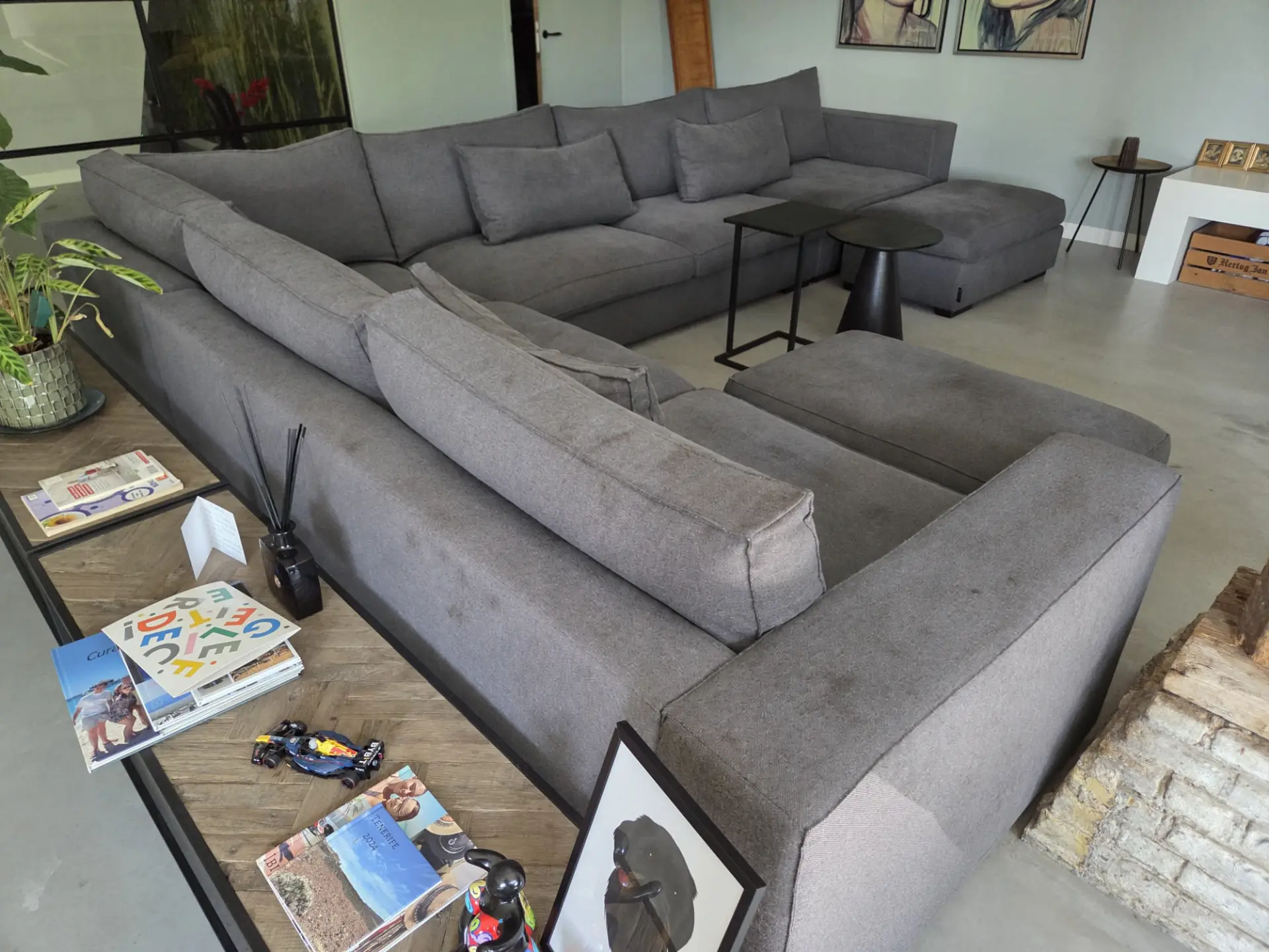 Grote loungezetel vóór de reiniging