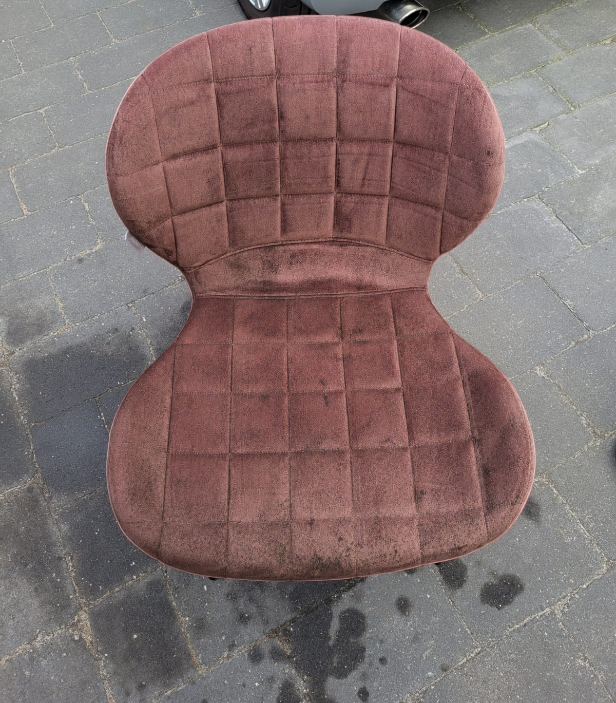 Velours eetkamerstoel vóór de reiniging