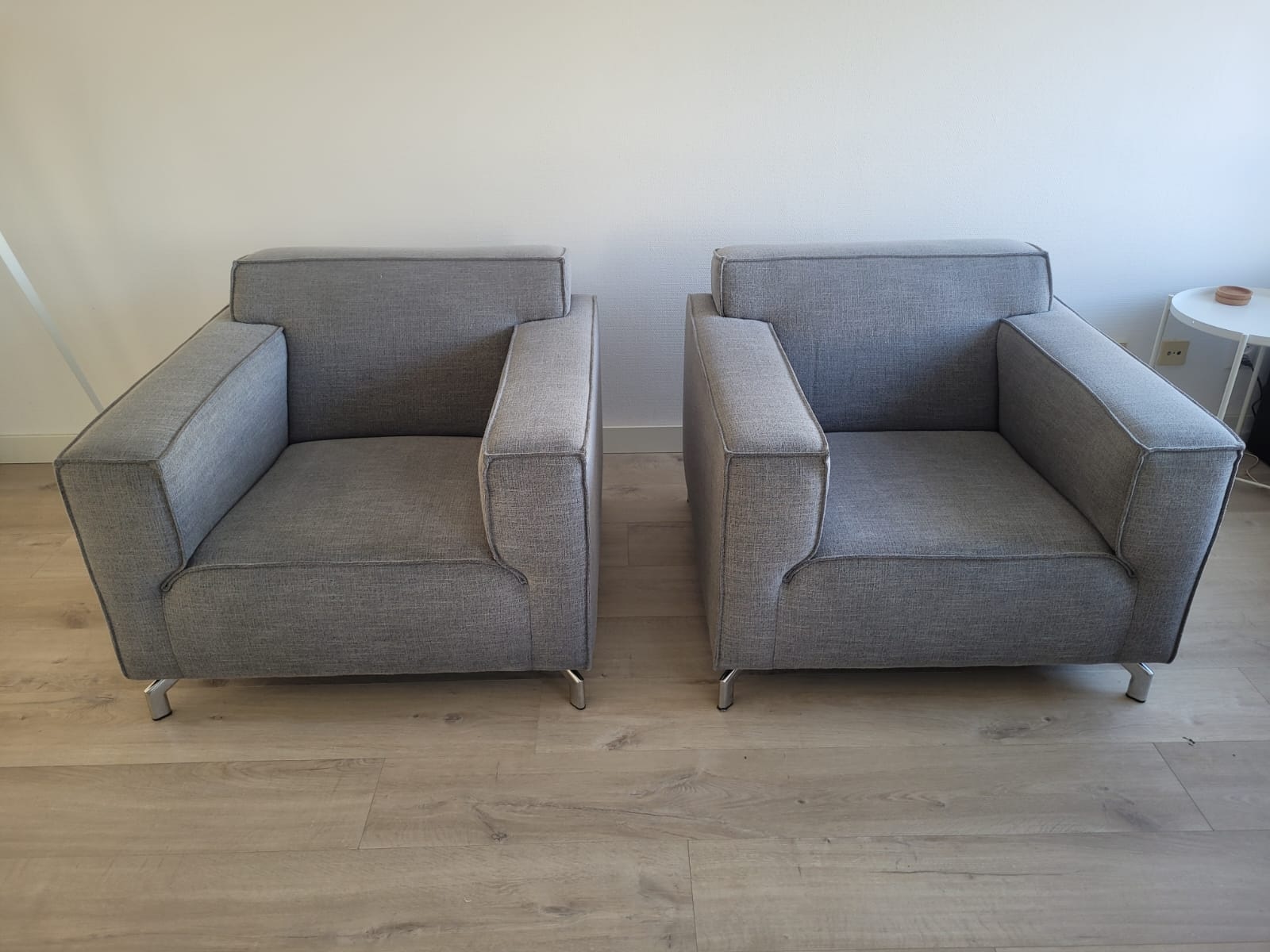 Twee stoffen fauteuils na de reiniging